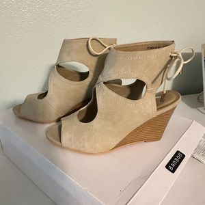 Journee Collection Wedges Sz 6 1/2 (run big)